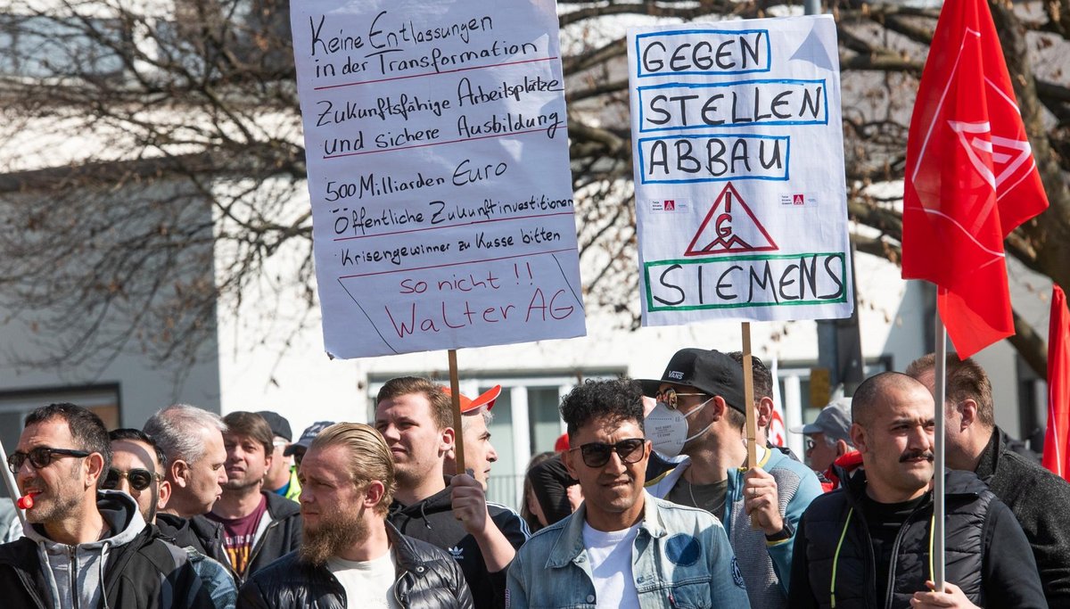 Kollegen aus anderen Betrieben wie Siemens unterstützen die Kundgebung für den Erhalt der Arbeitsplätze bei der Walter AG.