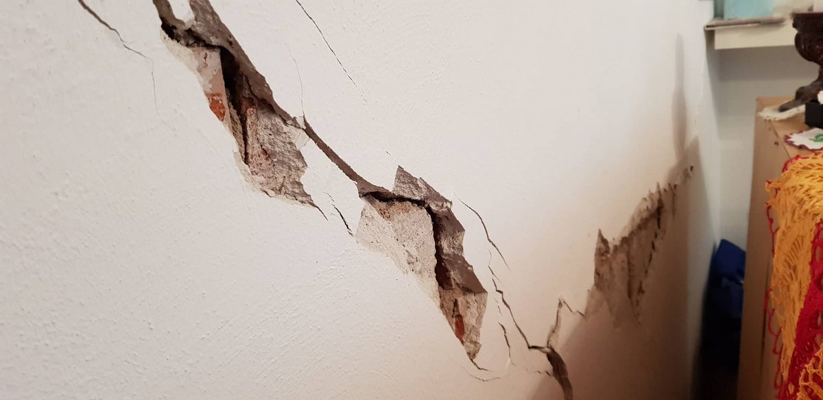 Stuttgart-21-Kunst oder doch kaputt wegen der Baustelle nebenan? Mehr Risse gibts mit Klick auf das Foto. Foto: Eva Schmidt Stuttgart-21-Kunst oder doch kaputt wegen der Baustelle nebenan? Mehr Risse gibts mit Klick auf das Foto. Foto: Eva Schmidt