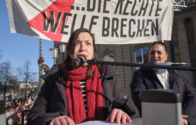 Auch ein Mittel gegen die AfD: mehr soziale Rechte, sagen die Gewerkschafterinnen Maike Schollenberger und Sidar Carman (von links). Foto: Joachim E. Röttgers Auch ein Mittel gegen die AfD: mehr soziale Rechte, sagen die Gewerkschafterinnen Maike Schollenberger und Sidar Carman (von links). Foto: Joachim E. Röttgers