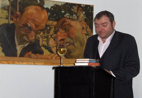 Wiglaf Droste. In seinem Glas "richtiger" Wein, kein "Trollingerkrempel". Foto: Wikimedia/Viborg, <a href="http://creativecommons.org/licenses/by-sa/3.0/" title="Creative Commons Attribution-Share Alike 3.0">CC BY-SA 3.0</a>, <a href="https://commons.wikimedia.org/w/index.php?curid=661470">Link</a>