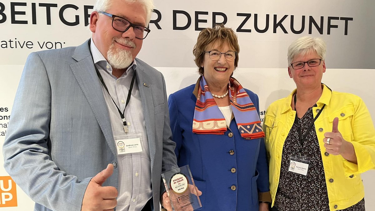 Ex-Ministerin Brigitte Zypries (Mitte) bei der Vergabe des Zertifikats "Arbeitgeber der Zukunft" an die BKK Pfalz, 2022. Foto: BKK Pfalz