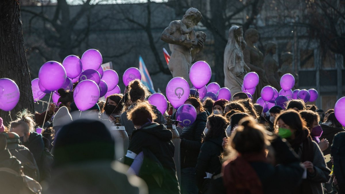 Lila Luftballons bei der Kundgebung am Internationalen Frauentag im Stadtgarten in Stuttgart, 8. März 2022. 