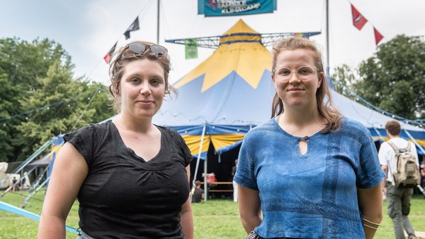 Die Kesselbambule-Organisatorinnen Franziska Sander (links) und Nisha Toussaint-Teachout finden das Wort "radikal" gut. Die Kesselbambule-Organisatorinnen Franziska Sander (links) und Nisha Toussaint-Teachout finden das Wort "radikal" gut.