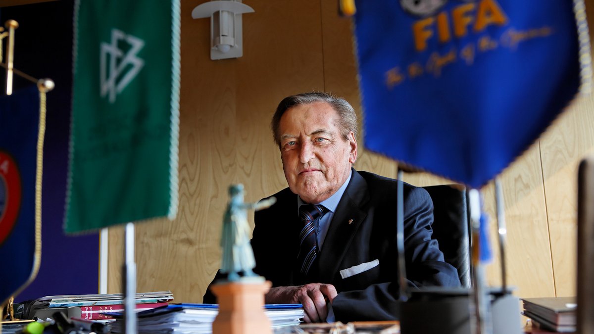 Mit Fußballwimpeln auf dem Schreibtisch: Gerhard Mayer-Vorfelder 2006. Foto: Joachim E. Röttgers