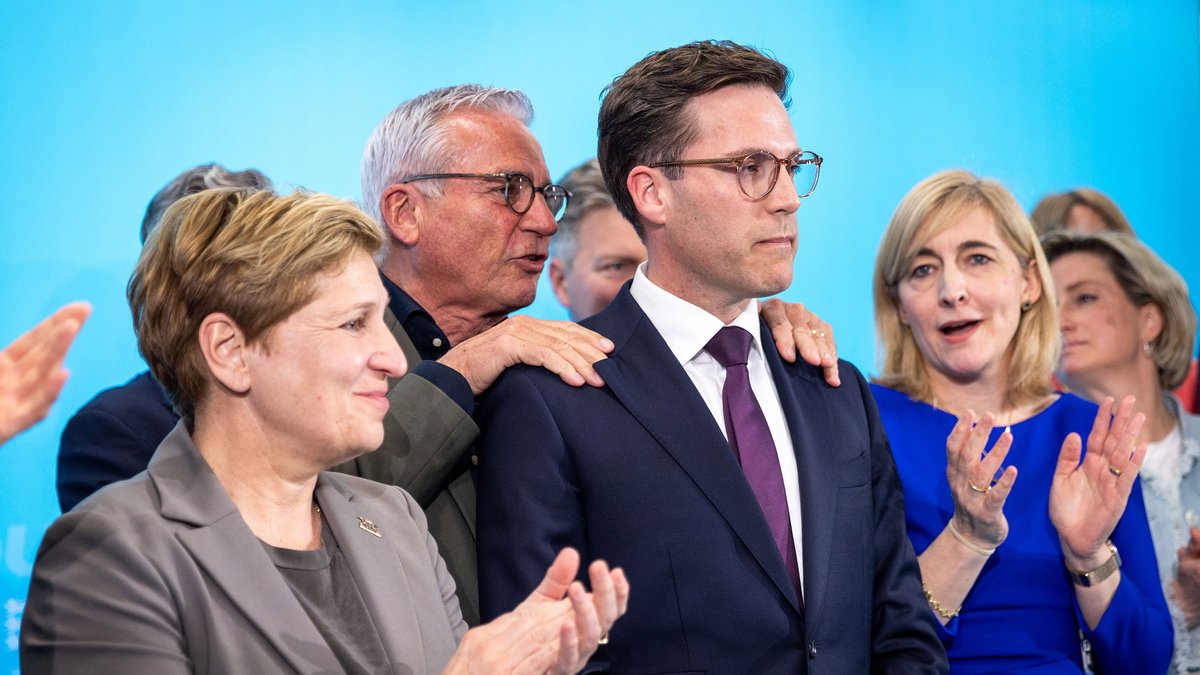 Sahen ihre Felle davonschwimmen, von links: Nicole Razavi, Thomas Strobl, Manuel Hagel, Nicole Hoffmeister-Krautt. Aufmunternd in Kobaltblau: Bundesgesundheitsministerin Nina Warken. Foto: Julian Rettig