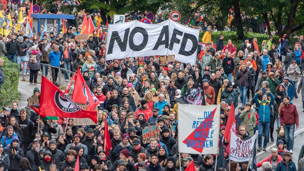 Tausende zogen nach der Kundgebung vom Parkplatz am Messegelände in die Ulmer Innenstadt.