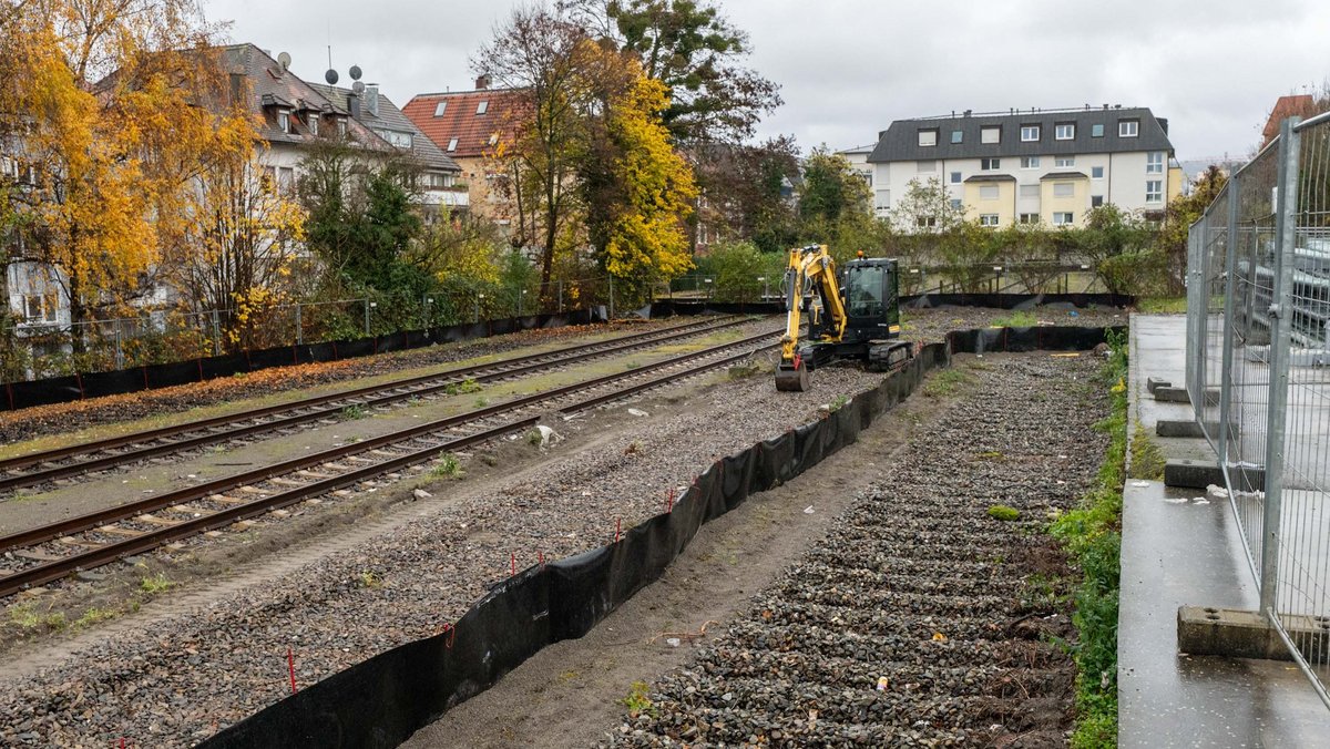 Noch sind die Spuren im Schotter zu sehen, die von den jüngst entfernten Schwellen zeugen.