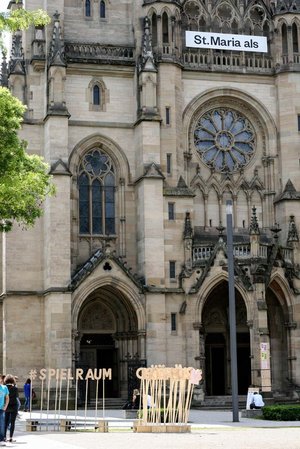 St. Maria als … Spielraum. Steckbuchstaben zeigen an, was passiert.