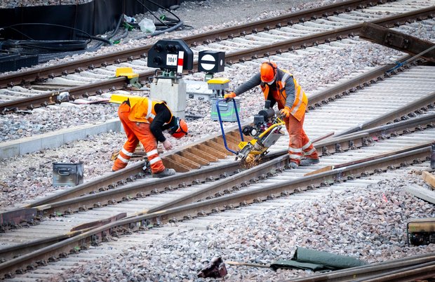 Die Bauarbeiter verlegen längst Gleise – bis zur nächsten Planänderung.