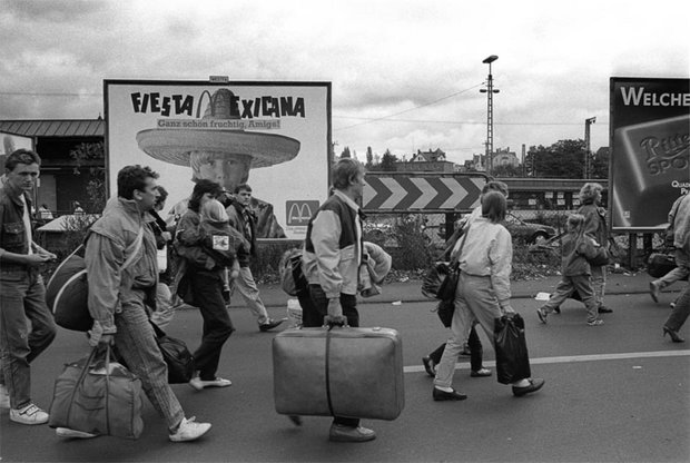 Hauptbahnhof in Gießen am 15. Oktober 1989: DDR-Flüchtlinge aus der Prager Botschaft auf dem Weg zur Zentralen Aufnahmestelle des Landes Hessen.  