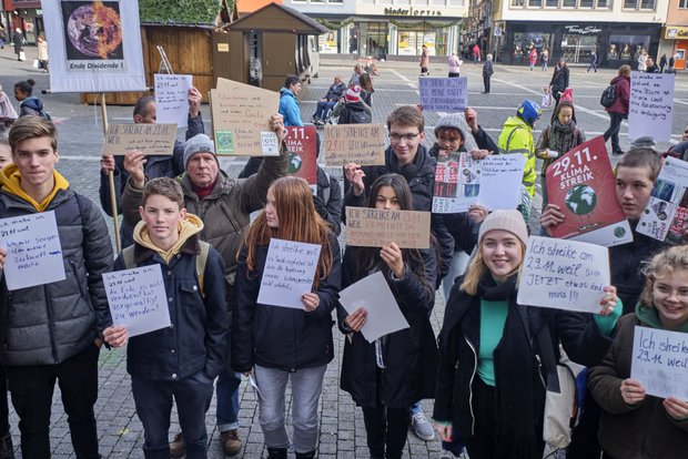 Mit politischen Argumentationen oft nicht d'accord: FfF-AktivistInnen am 22. November in Stuttgart. Foto: Joachim E. Röttgers