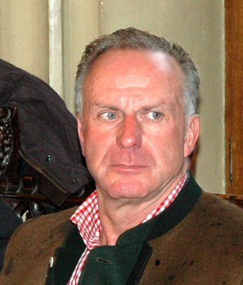 Unwahrscheinlich, dass ein Karl-Heinz Rummenigge sich zusätzliche Einnahmen entgehen lässt. Foto: Harald Bischoff / Creative Commons CC-by-sa-3.0 de Unwahrscheinlich, dass ein Karl-Heinz Rummenigge sich zusätzliche Einnahmen entgehen lässt. Foto: Harald Bischoff / Creative Commons CC-by-sa-3.0 de