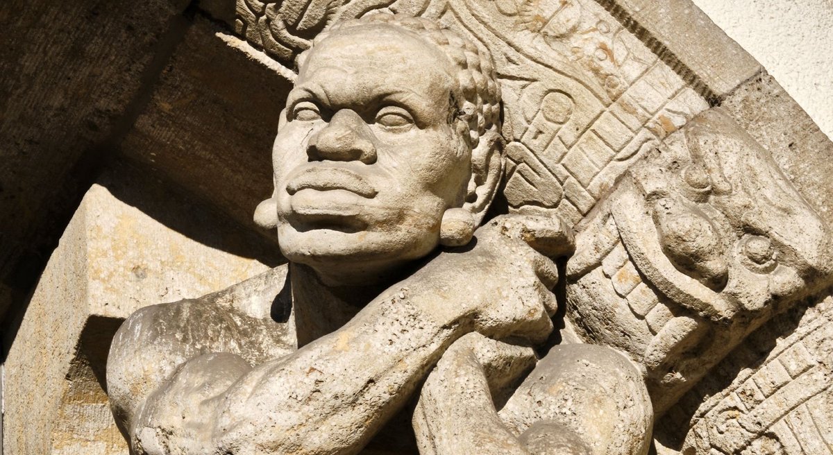 Die Sicht einer anderen Zeit: ein stereotyper Afrikaner im Eingangsportal des Linden-Museums. Foto: Joachim E. Röttgers Die Sicht einer anderen Zeit: ein stereotyper Afrikaner im Eingangsportal des Linden-Museums. Foto: Joachim E. Röttgers