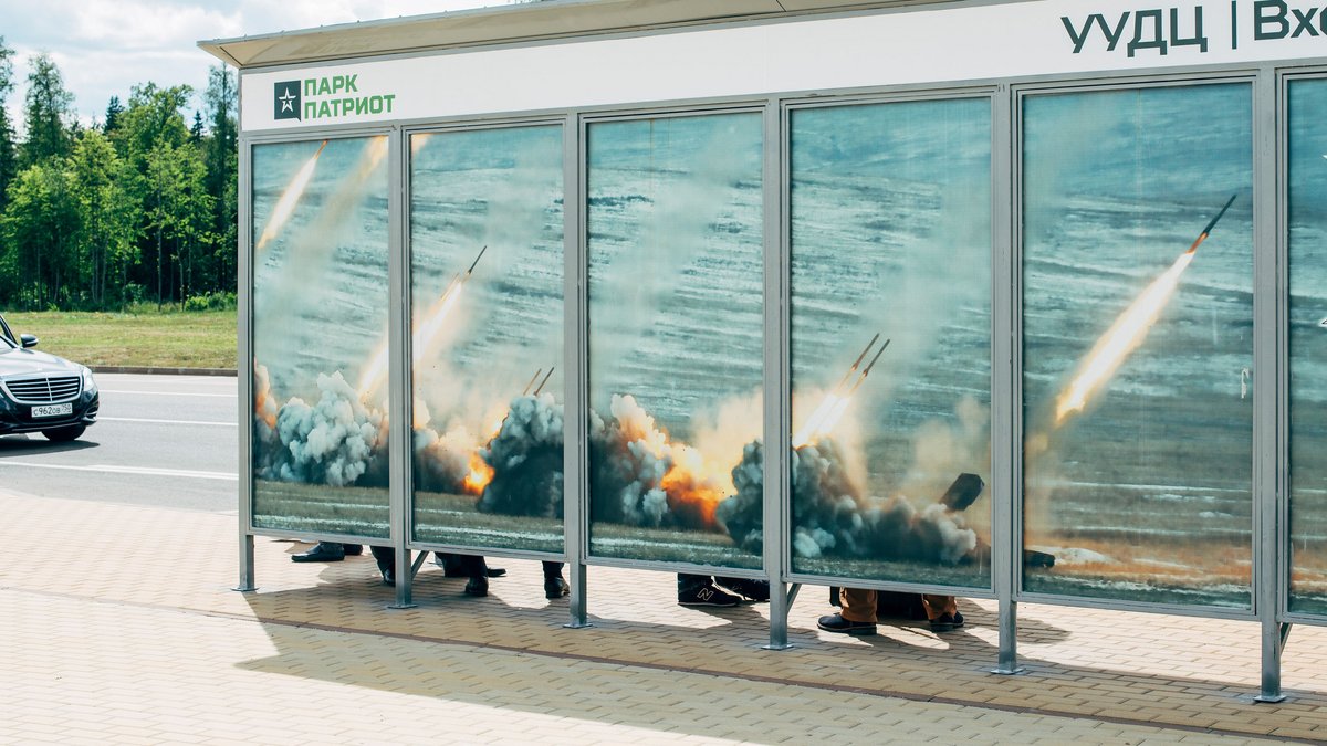 Besucher warten auf einen Shuttlebus der Army-Expo Patriot Park, Alabino, Russland 2019.