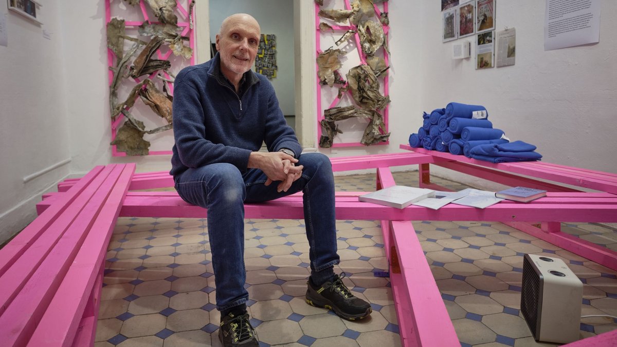 Kurt Grunow in der Oberwelt, Harry Walters "Notizen zum Perpetuum mobile" liegen neben ihm.