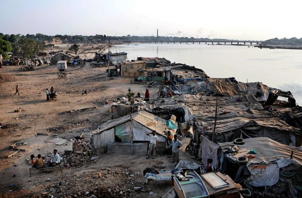 Der Papst kann nur schön reden. Politiker können gegen globale Ungerechtigkeit auch was tun. Slum in Ahmedabad, Indien. Foto: Joachim E. Röttgers