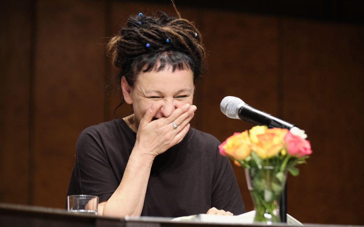 Preiswürdiges Lachen. (Olga Tokarczuk, die polnische Literaturnobelpreisträgerin, liest in Stuttgart.)