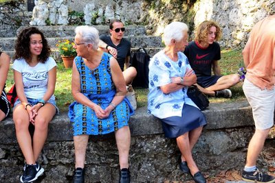 Adele und Siria Pardini, Überlebende des Massakers, im Gespräch mit Teilnehmenden des Friedenscamps. Foto: Christina Gohle.