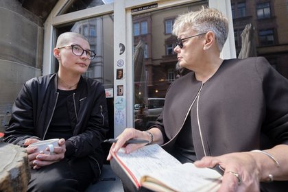 Celine Klotz im Gespräch mit Kontext-Autorin Johanna Henkel-Waidhofer. Celine Klotz im Gespräch mit Kontext-Autorin Johanna Henkel-Waidhofer.