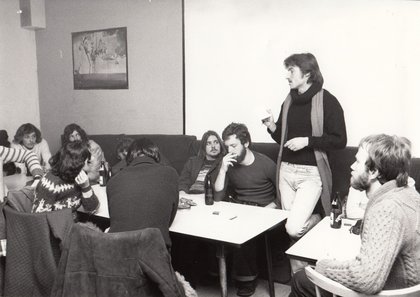 Hier tagt das selbstverwaltete Juze 1978. Roth (stehend) erklärt. Foto: privat