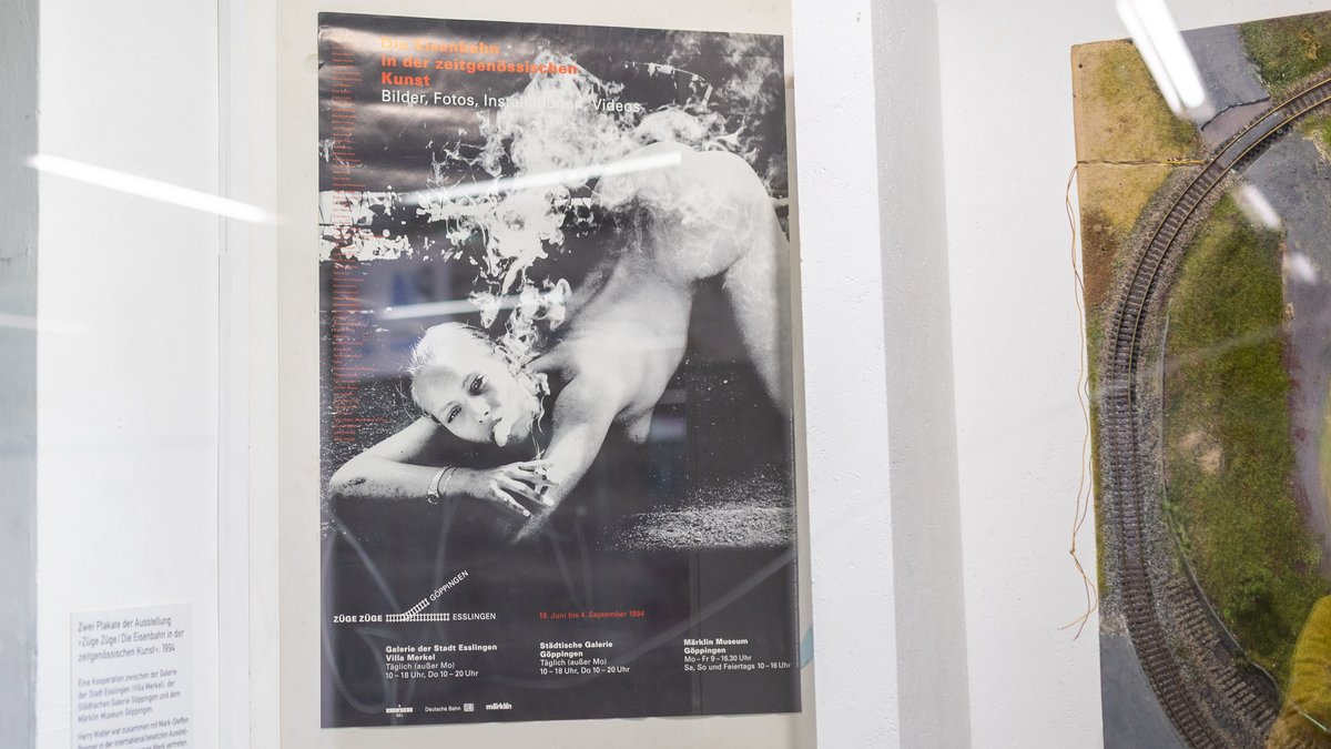 Plakat der Ausstellung "Züge Züge" mit Helmut Newtons rauchender Nackten. Foto: Julian Rettig