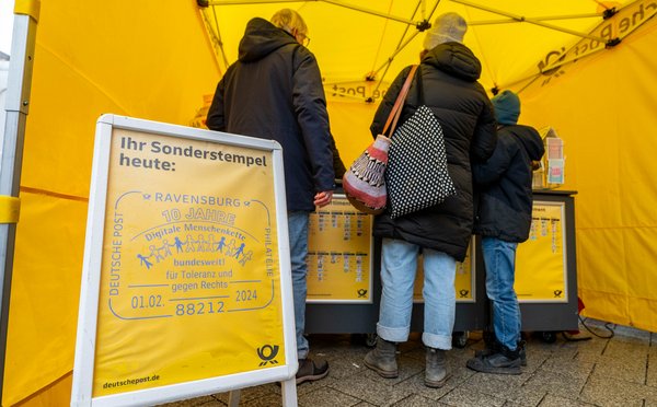 Die Post war auch da mit einem antifaschistischen Sonderstempel. 
