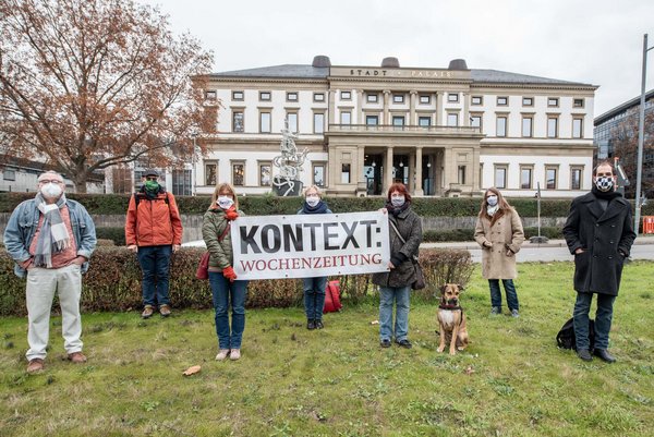 Kontext-Redaktion mit vierbeinigem Maskenverweigerer. Foto: Jens Volle