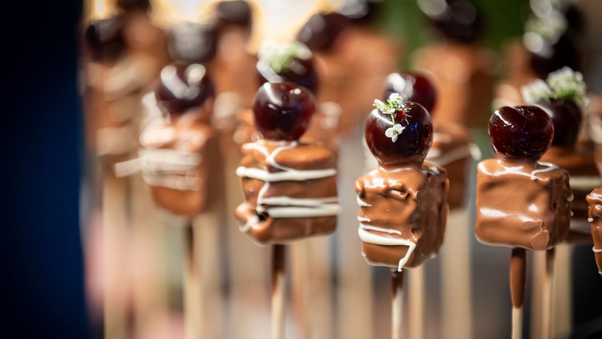 Gutes Essen = gute Stimmung. Süße Spießchen beim Unternehmertag Baden-Württemberg. Fotos: Julian Rettig Gutes Essen = gute Stimmung. Süße Spießchen beim Unternehmertag Baden-Württemberg. Fotos: Julian Rettig