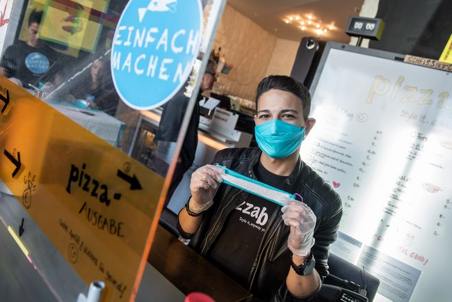 Nicht nur Pizza: Hier werden auch selbstgefertigte Masken verschenkt. Foto: Jens Volle Nicht nur Pizza: Hier werden auch selbstgefertigte Masken verschenkt. Foto: Jens Volle