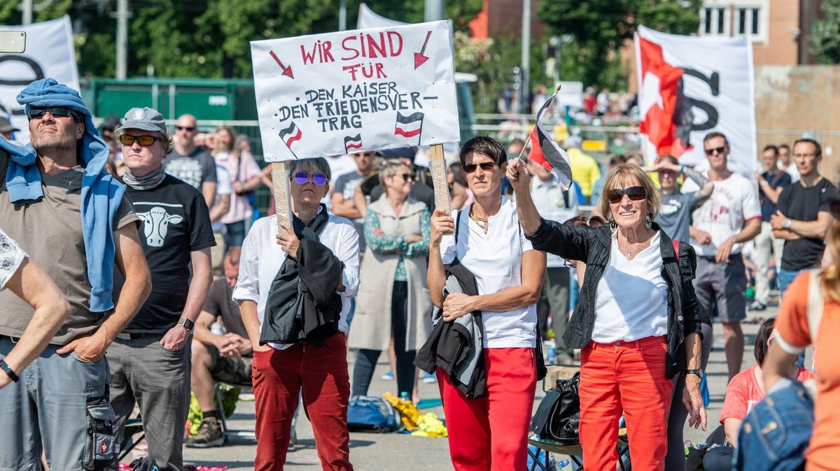 Mitläufer bei "Querdenker"-Demos: Reichsbürger:innen. Foto: Jens Volle