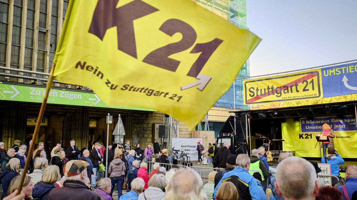 Konstruktive Kritik statt Veto: Im S-21-Protest versammelten sich Befürworter:innen von K 21 und später Umstieg 21. Foto: Joachim E. Röttgers