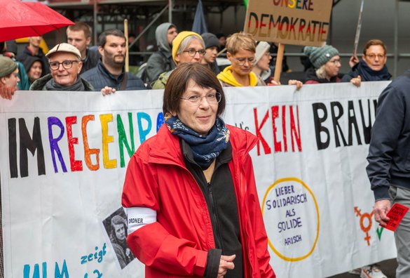 Verdi-Bezirksgeschäftsführerin Maria Winkler an der Spitze des Demozuges.