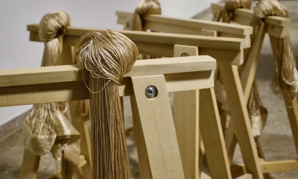 Fäden in Schwarz, Braun und Blond, ... Fäden in Schwarz, Braun und Blond, ...