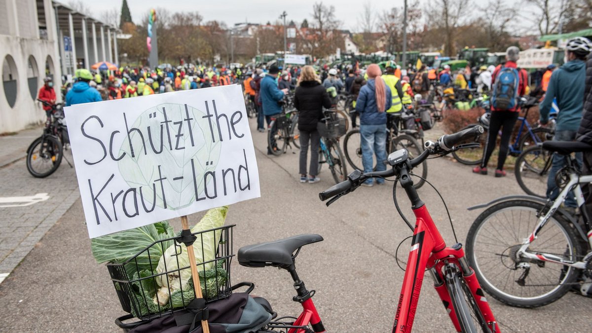Mit Fahrrad, Traktor und Spitzkraut: Hunderte Demo-Teilnehmende sammelten sich am 20. November auf den Fildern. Weiter mit Klick auf den Pfeil.