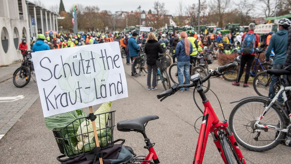 Mit Fahrrad, Traktor und Spitzkraut: Hunderte Demo-Teilnehmende sammelten sich am 20. November auf den Fildern. Weiter mit Klick auf den Pfeil. Mit Fahrrad, Traktor und Spitzkraut: Hunderte Demo-Teilnehmende sammelten sich am 20. November auf den Fildern. Weiter mit Klick auf den Pfeil.