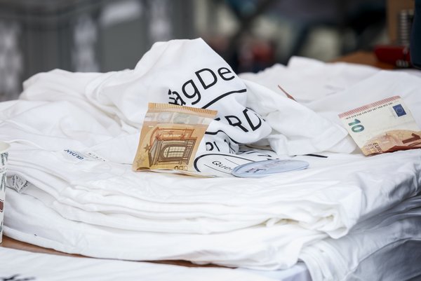 "Querdenken"-Geldsammlung. Geschenktes Geld oder Spenden für einen bestimmten Zweck? Foto: Julian Rettig