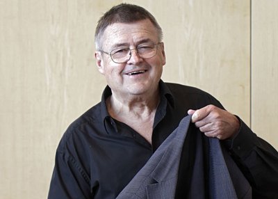 Bürgermeister Matthias Hahn nimmt Hut und Jacke.