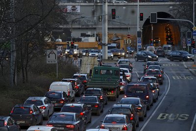 Staubige Angelegenheit: Viele Baustellen, viele Autos und viel zu wenig Moos in Stuttgart. Foto: Joachim E. Röttgers