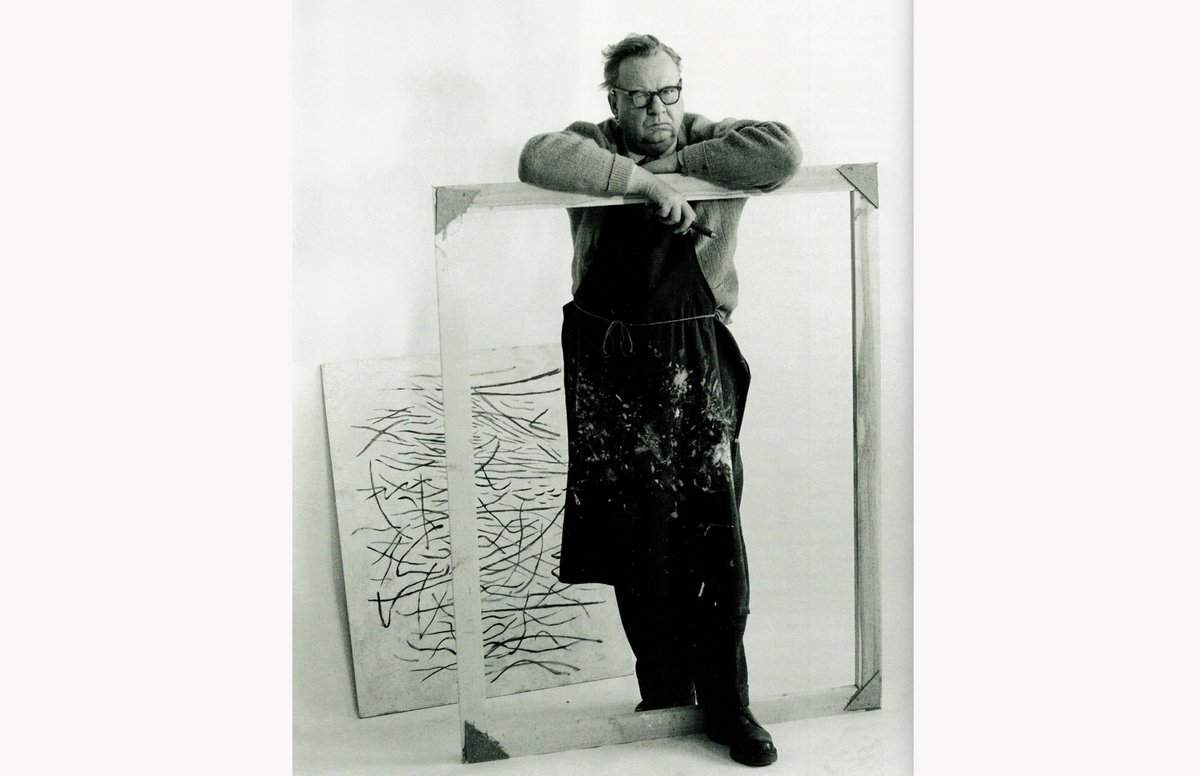 Der Maler Willi Baumeister in seinem Atelier, Stuttgart 1962.