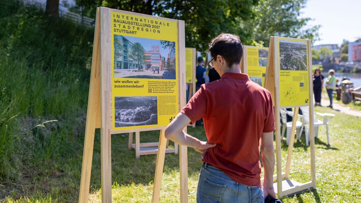 Infotafeln zur IBA'27 Stadtregion Stuttgart am Cannstatter Neckarufer – mal schauen, was geht. Foto: Julian Rettig