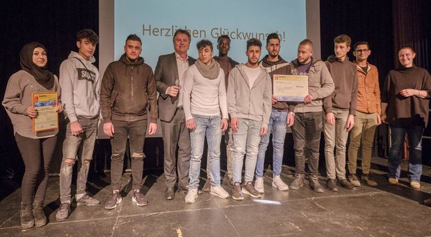 Elf glückliche Gewinner und ein Sozialminister. Foto: Joachim E. Röttgers