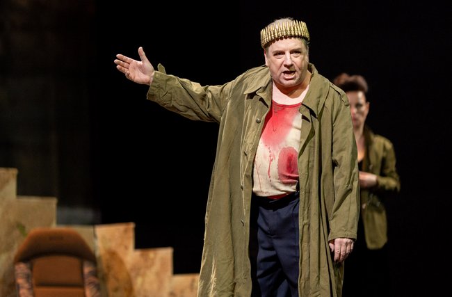 Priamos (Martin Theuer), der König von Troja mit Krone aus Patronenhülsen.