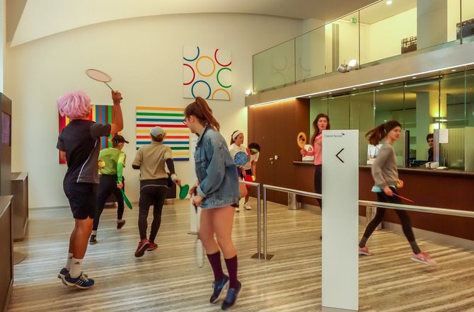 Ballsport mit Nachspiel: Tennis in der Crédit Suisse im November 2018. Fotos: Lausanne Action Climat Ballsport mit Nachspiel: Tennis in der Crédit-Suisse-Filiale. Fotos: Lausanne Action Climat, <a rel="nofollow" class="external text" href="https://www.flickr.com/photos/lausanneactionclimat/" target="_blank" class="external-link-new-window">Flickr</a>, <a rel="nofollow" class="external text" href="https://creativecommons.org/licenses/by-nc-sa/2.0/" target="_blank" class="external-link-new-window">CC BY-NC-SA 2.0</a>
