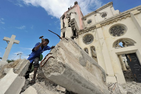 Haiti 2010: Trümmer müssen mühsam in Handarbeit beseitigt werden, schweres Gerät ist Mangelware. Foto: Thomas Lohnes/Diakonie Katastrophenhilfe