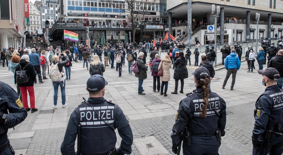 Eine verbotene "Querdenken"-Demo unter Polizeibeobachtung.