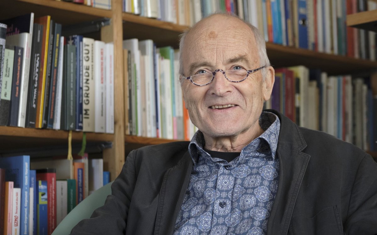 Andreas Strunk erzählt in seinem Zuhause über die Anfänge der Stuttgarter Obdachlosenhilfe.