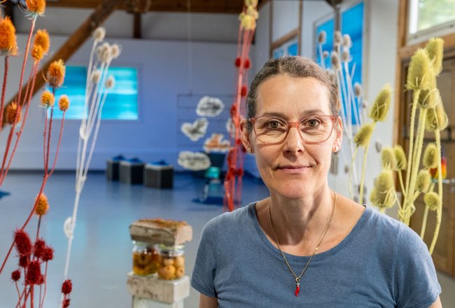 Silke Schatz vor ihrer Installation "Never Walk Alone". Silke Schatz vor ihrer Installation "Never Walk Alone".