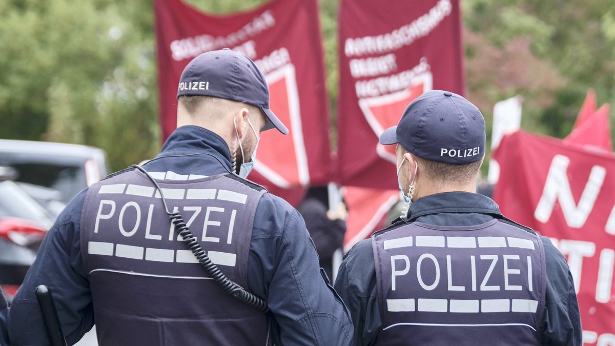 Bei Einstellung in den Polizeidienst könnte künftig eine "Regelabfrage beim Verfassungsschutz" kommen. Foto: Joachim E. Röttgers