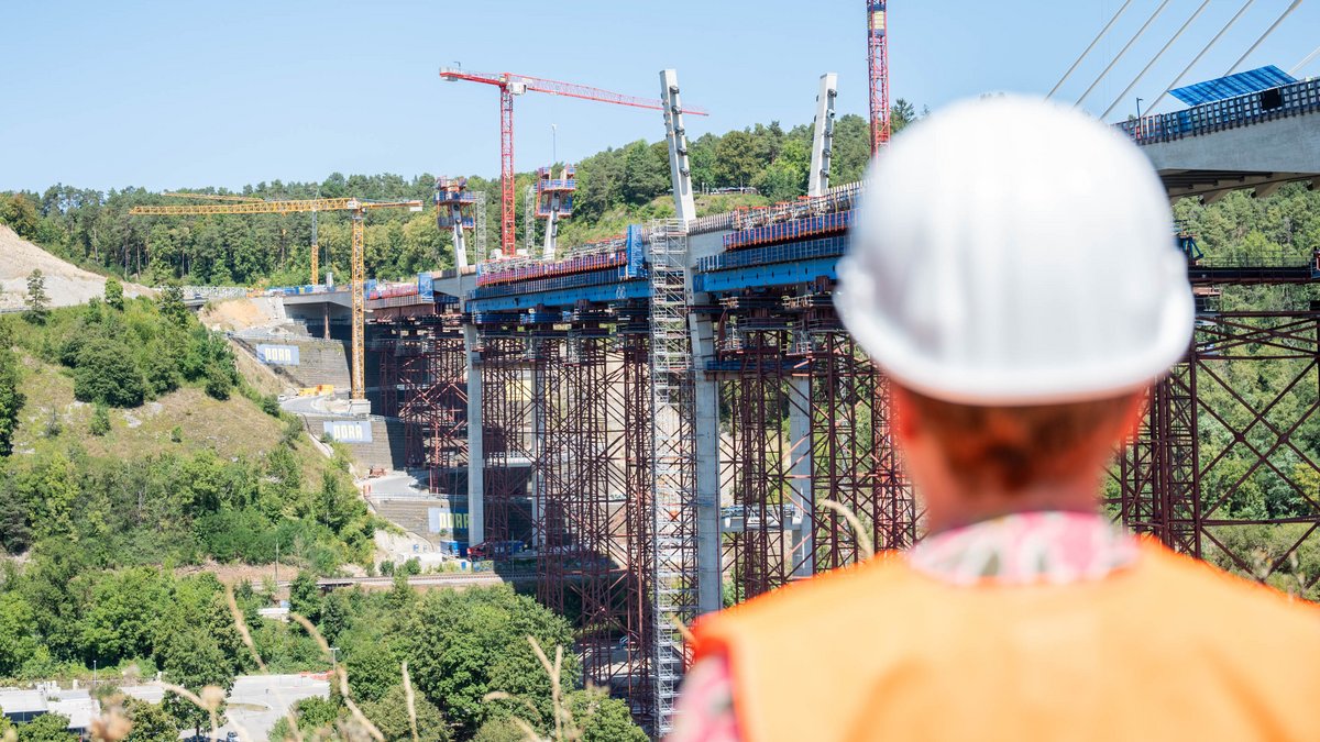 Verkehrsministerin Nicole Razavi bewundert die Horber Hochbrücke zunächst aus der Ferne.