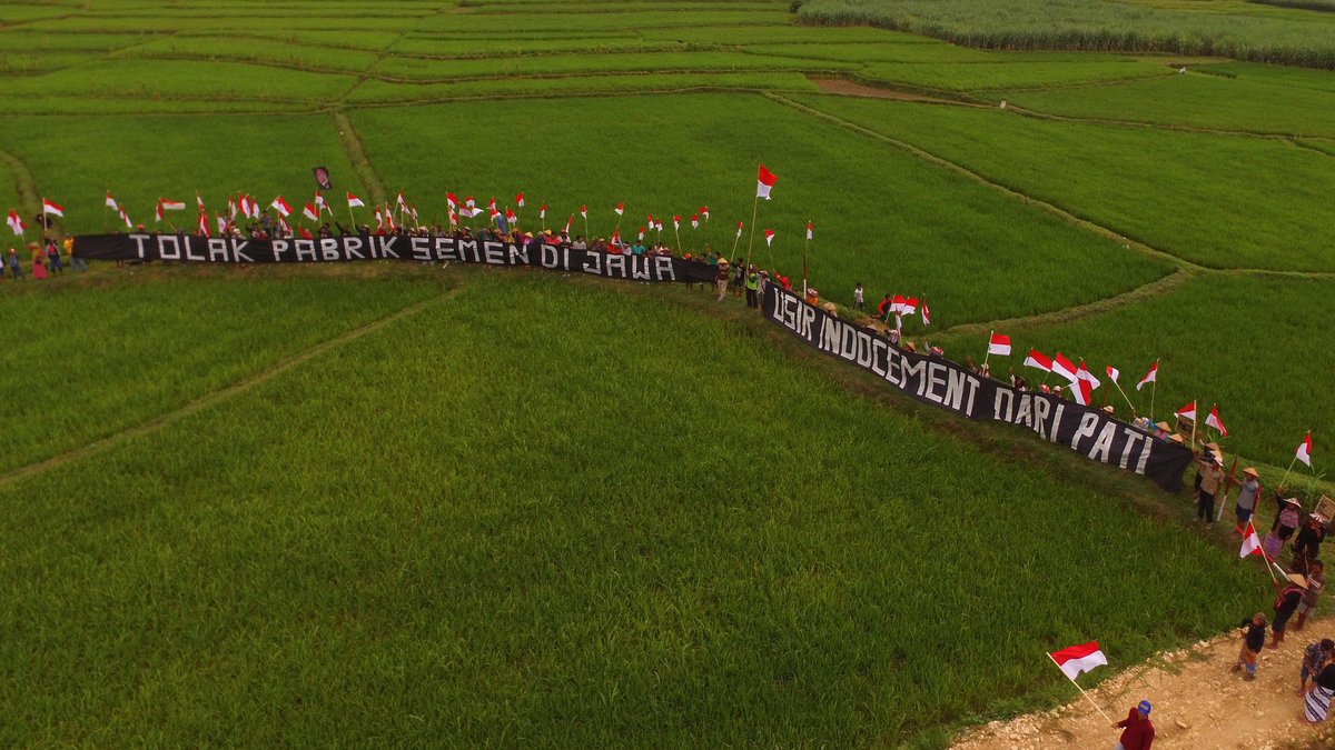 Auf der Insel Java, am Fuß des Kendeng-Gebirges, protestieren Einheimische: "Gegen Zementfabriken auf Java" und "Vertreibt Indocement aus Pati". Foto: Ali Nopit/JM-PPK